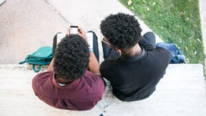 Photo Teenagers scrolling