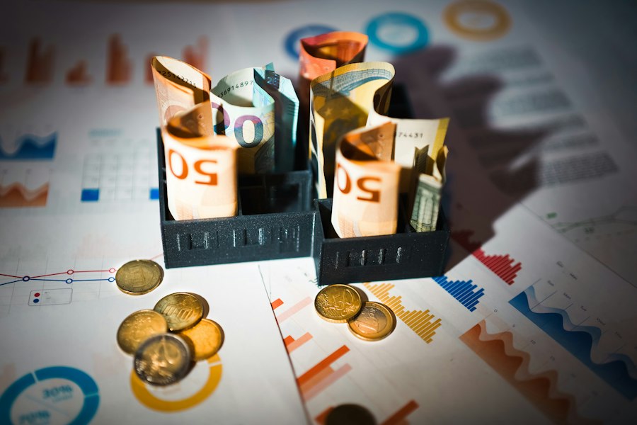 saving vs investing comparison infographic