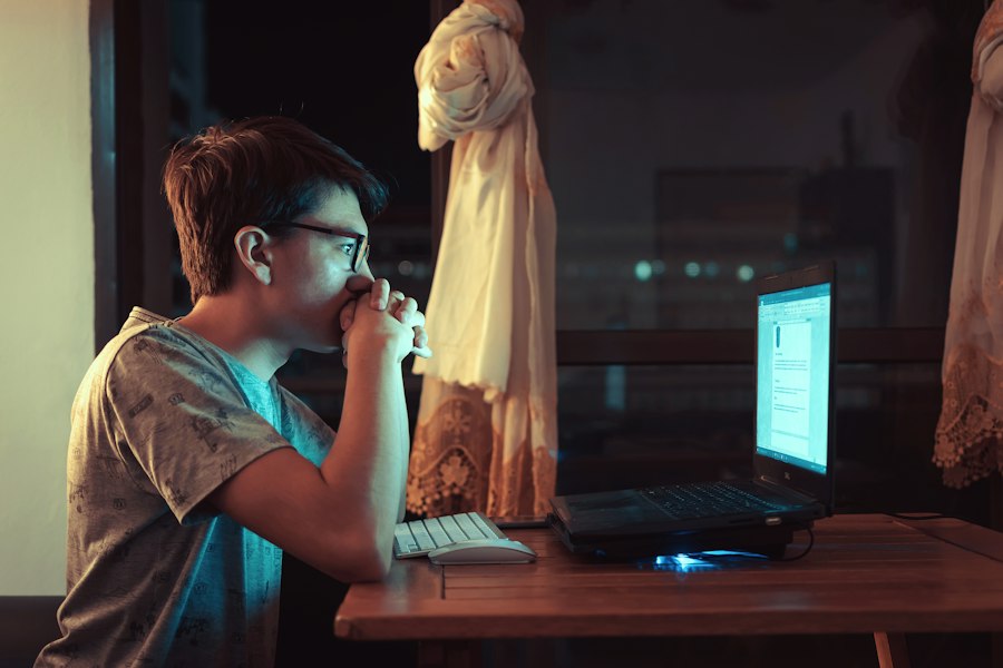 Photo mindful internet browsing doomscrolling awareness