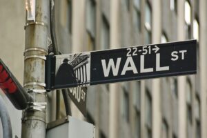 Photo Wall Street Journal Bloomberg analysis reading tips